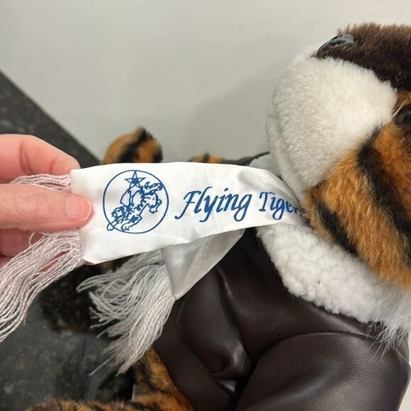 Air Zoo Pilot Flying Tiger Plush Bomber, Jacket, Goggles & Logo Scarf, Tags RARE - Picture 3 of 11